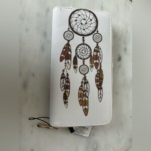 NWT DREAM CATCHER WALLET. ZIP AROUND CLOSURE.